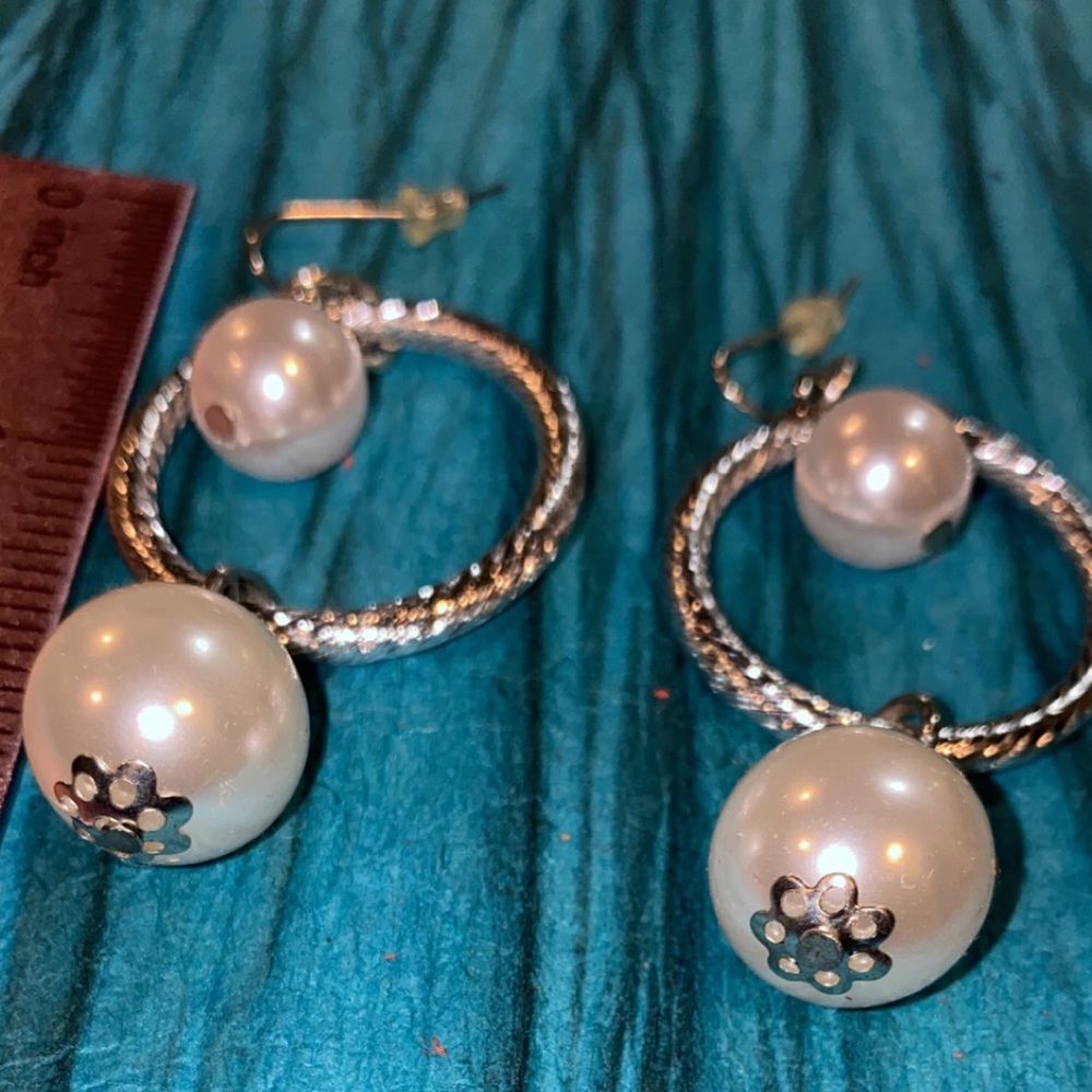 Pearl earrings with silver setting